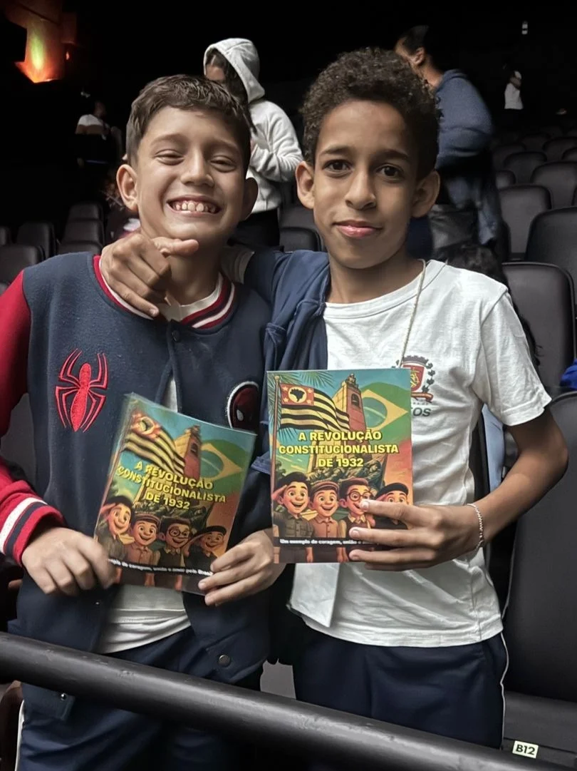 Alunos receberam  livros didáticos complementares sobre a Revolução Constitucionalista de 1932 - (Divulgação/Prefeitura de Santos)