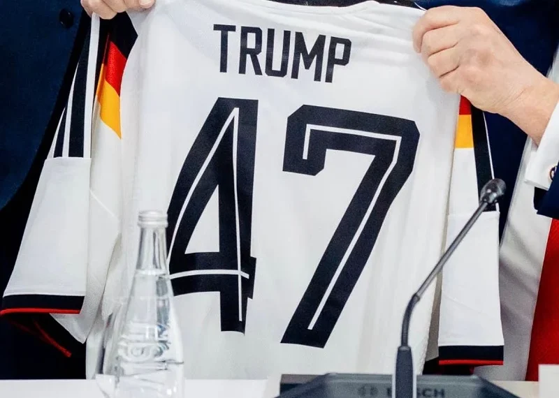 Chanceler federal da Alemanha, Friedrich Merz entregou camisa da seleção alemã à Donald Trump - (X-@bundeskanzler)