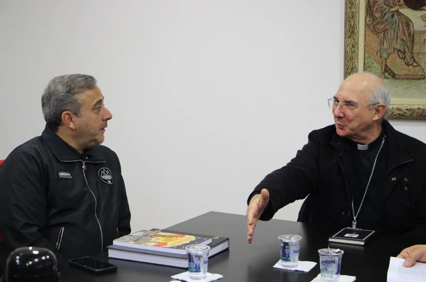 Presidente do Consórcio Intermunicipal Grande ABC e prefeito de Ribeirão Pires, Guto Volpi, e o bispo da Diocese de Santo André, Dom Pedro Cipollini - (Divulgação/Consórcio ABC)