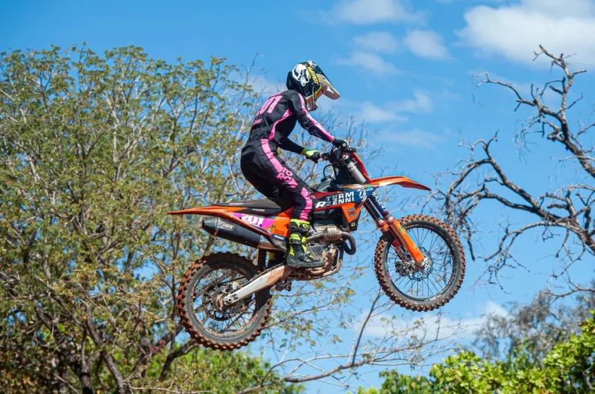 Fernanda Fabris é uma das apostas da Team Rinaldi nas categorias de base do motociclismo off-road - (Ney Evangelista)