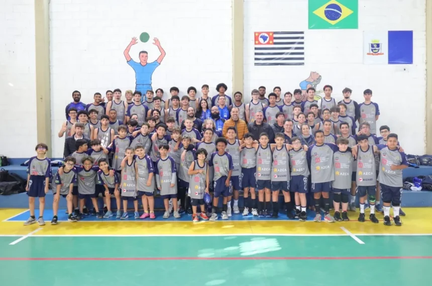 Prefeito de Mauá, Marcelo Oliveira participa da entrega de kits de uniformes a jovens do projeto vôlei masculino - (Evandro Oliveira - PMM)