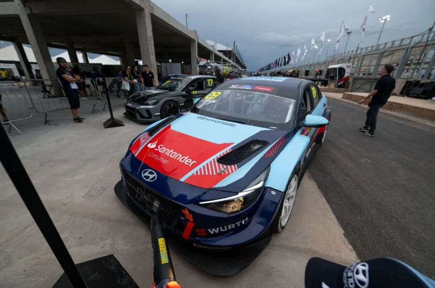O piloto argentino Nestor Girolami pilota um Hyundai Elantra N TCR #29 na TCR South America - (Divulgação)