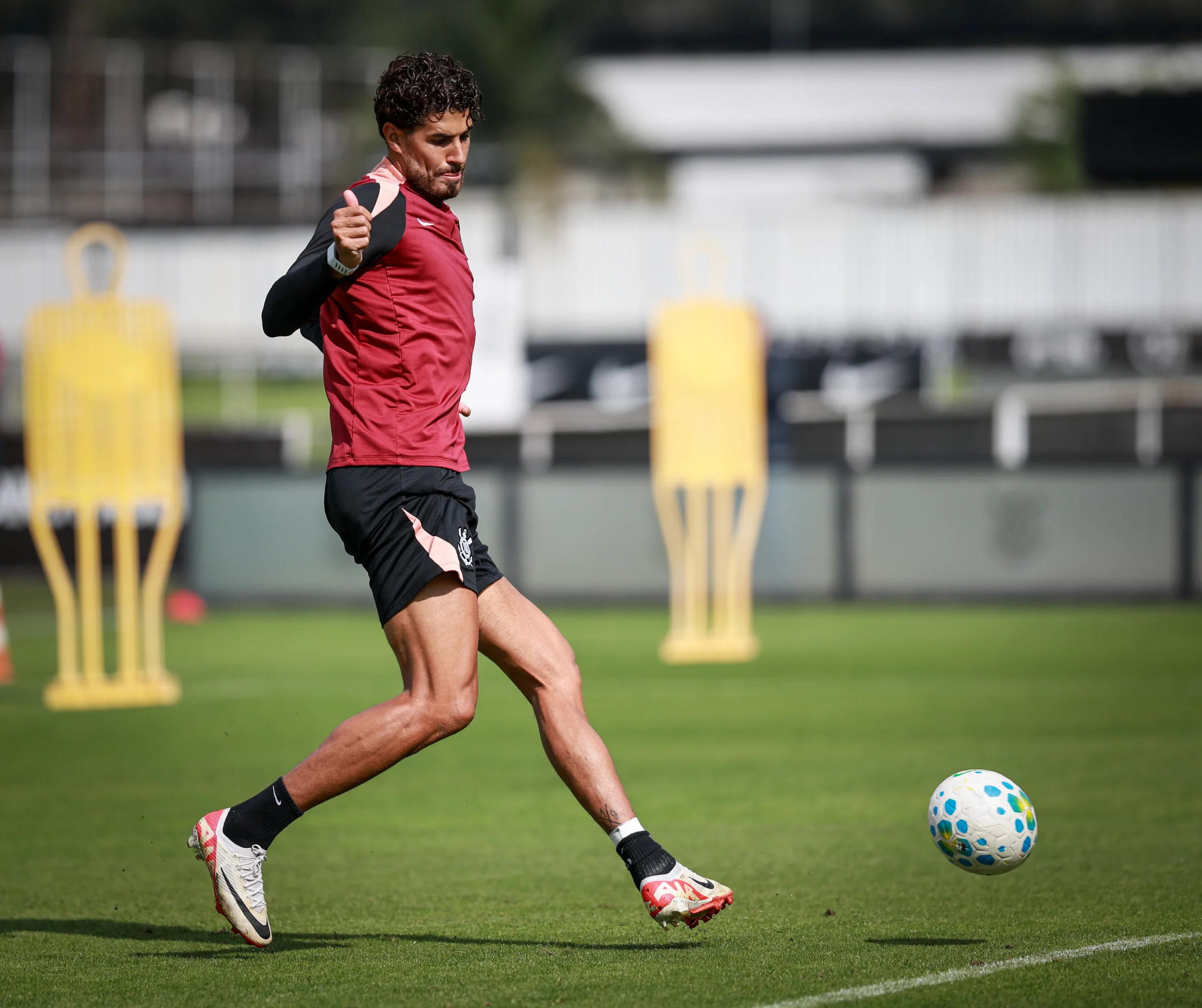 Corinthians quer negociar Pedro Raul, mas salário é obstáculo