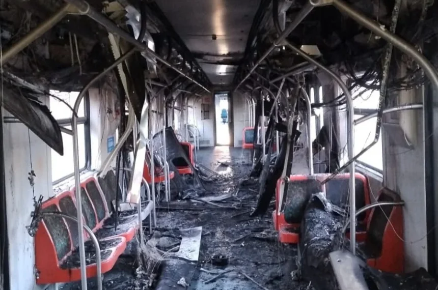 Veja fotos do trem da Trivia Trens que pegou fogo e paralisou linhas