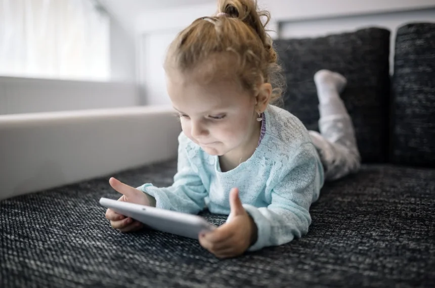 Bebês conectados desde os primeiros meses de vida também traz preocupação para SBP - (Freepik)