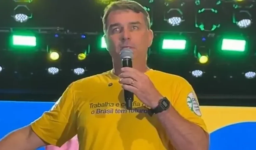 Flávio Bolsonaro promete anistia a condenados pelo 8 de janeiro
