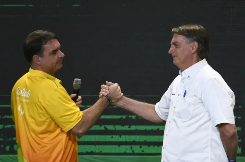 Flávio Bolsonaro diz que prisão do pai garante sua vitória