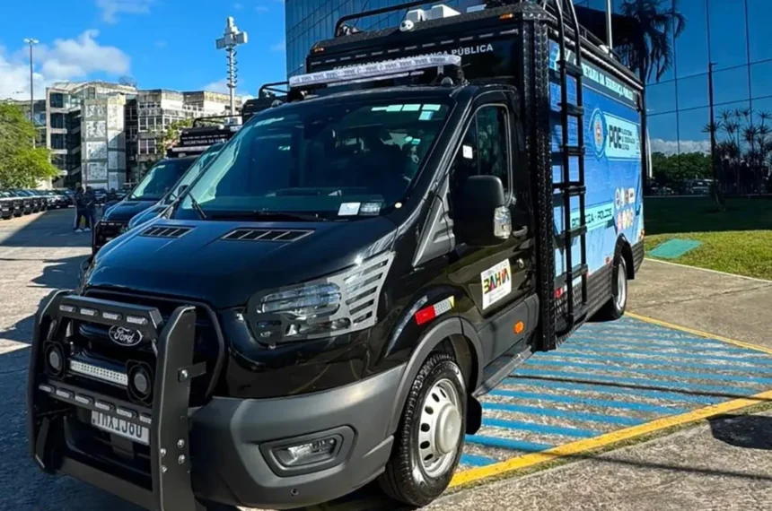 Ford Transit Chassi transformada em Plataforma de Observação Elevada