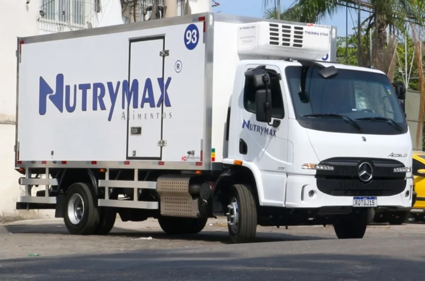 Mercedes-Benz Accelo da Nutrymax - Ônibus
