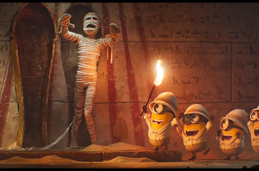 Cinco Minions vestidos de exploradores rindo freneticamente enquanto iluminam uma Múmia clássica saindo de seu sarcófago no Egito.