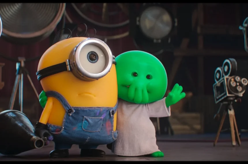 Minion segurando um megafone ao lado de uma versão fofa e pequena do monstro verde Cthulhu em um set de filmagem clássico.