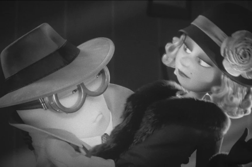 Cena em preto e branco simulando um filme Noir, com um Minion vestido de detetive segurando uma mulher fatal loira.