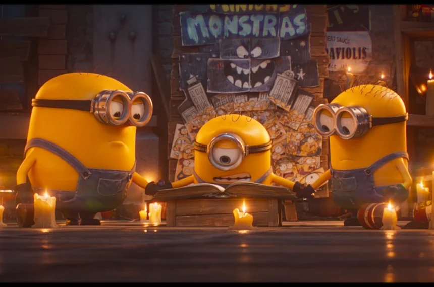 Três Minions lendo um livro de feitiços de forma compenetrada em um chão de madeira cercado por velas acesas no escuro.