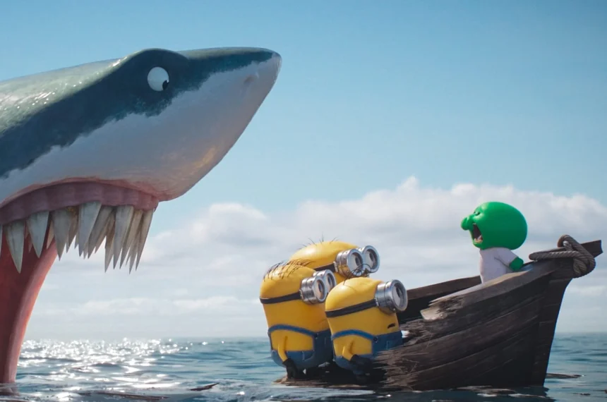 Minions e um pequeno monstro verde gritando de pavor em um barquinho de madeira diante da boca aberta de um tubarão gigante.