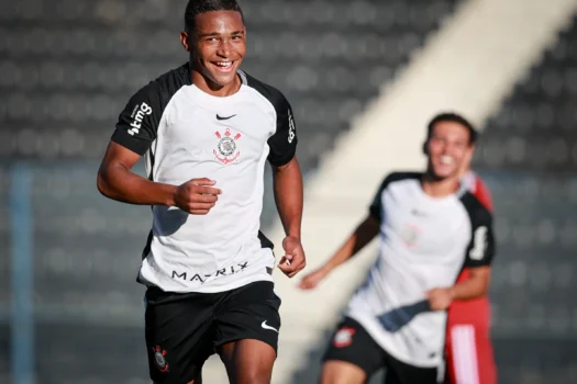 Corinthians: Destaque do Sub-17 assina primeiro contrato profissional