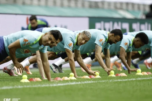 Richarlison pede para sair do Tottenham, garante treinador