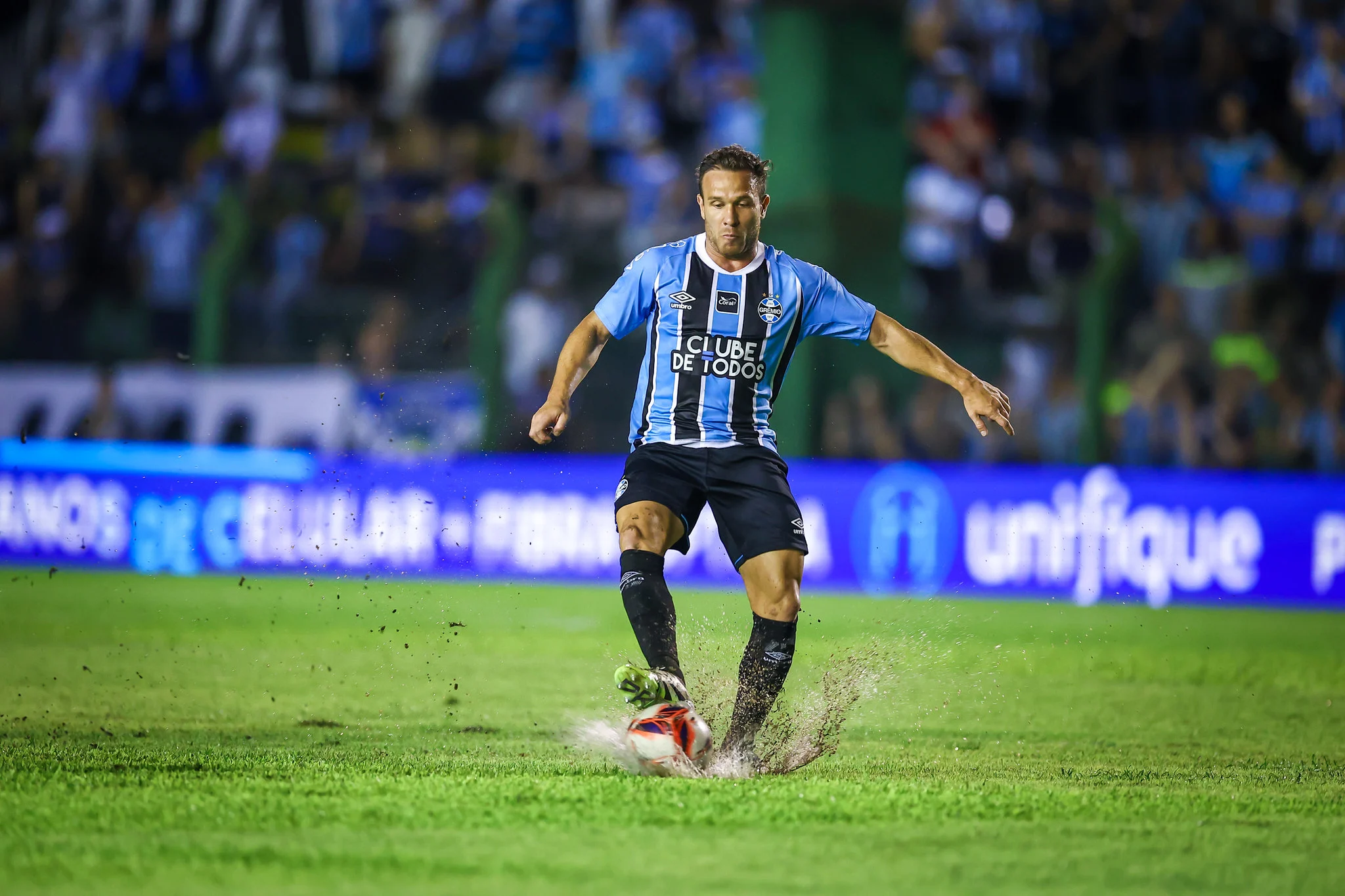 Santos inicia conversas com Arthur Melo, mas esbarra em transfer ban e salário alto