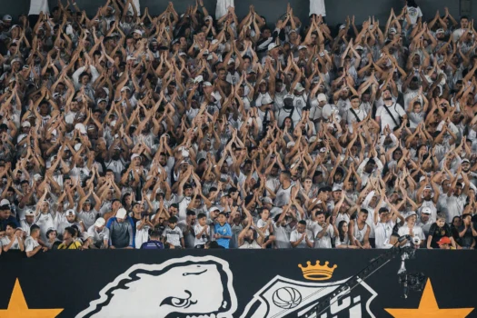 Torcida do Santos protesta na Vila Belmiro: &#8220;Ei, Teixeira&#8230;&#8221;