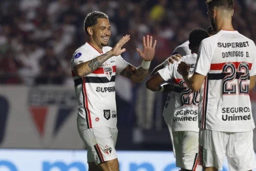 São Paulo coloca site de estatísticas na camisa no lugar de casa de apostas