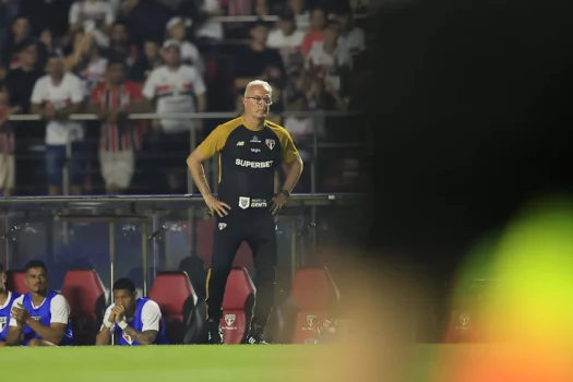 Dorival destaca jovens e minimiza salários atrasados: &#8220;Não deixamos de nos entregar&#8221;