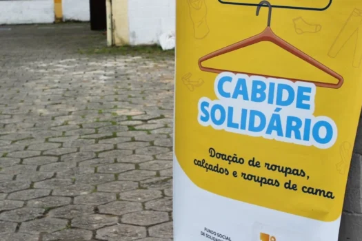 Cabide Solidário distribui roupas grátis em São Vicente