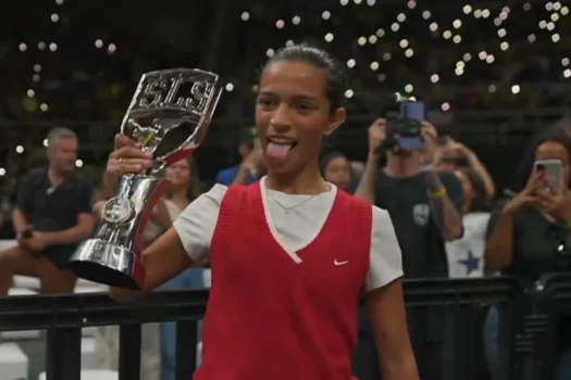 Rayssa Leal supera japonesa e conquista título no SLS Rio