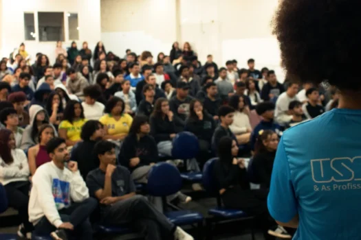 USP leva 982 universitários de volta às escolas públicas