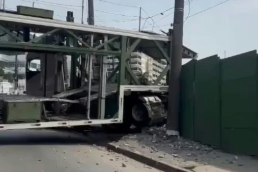Carreta perde o controle e atinge muro no Demarchi