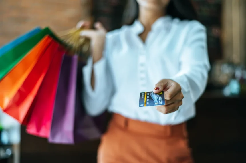 Confiança do consumidor cai 2%, segundo a FecomercioSP