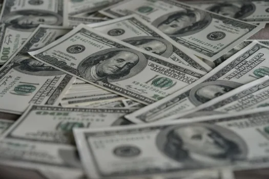 Dólar recua com queda do petróleo e eleição em foco
