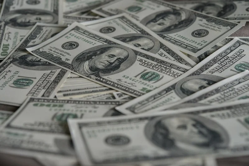 Dólar sobe mais de 1% e atinge R$ 5,16 nesta quarta