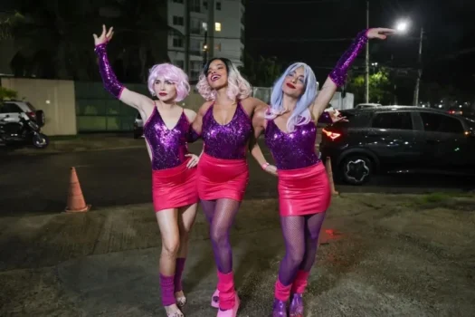 Elenco de Quem Ama Cuida curte festa de perucas 