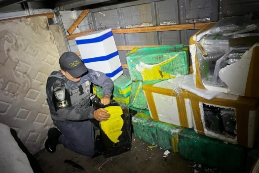 PM apreende 1,3t de drogas em fundos falsos