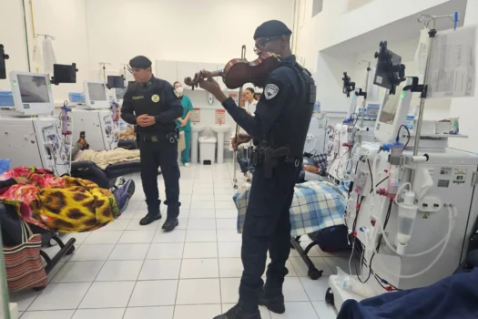 GCM de Itaquá leva música a pacientes de hemodiálise