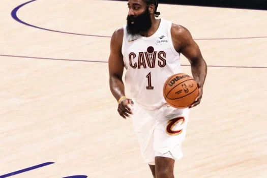 NBA: James Harden renova com Cavaliers por três anos