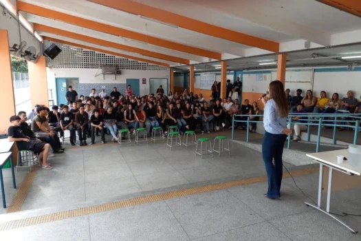 Não se Cale Vai à Escola capacita docentes em aulas online