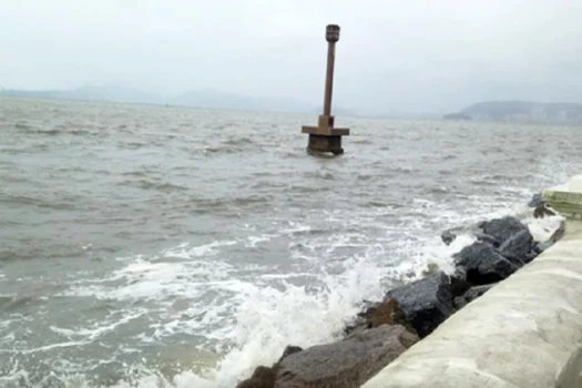 Ondas acima de 3 metros colocam a Baixada em alerta 