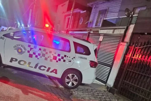 Feto é encontrado ao lado de lixeira em Santos