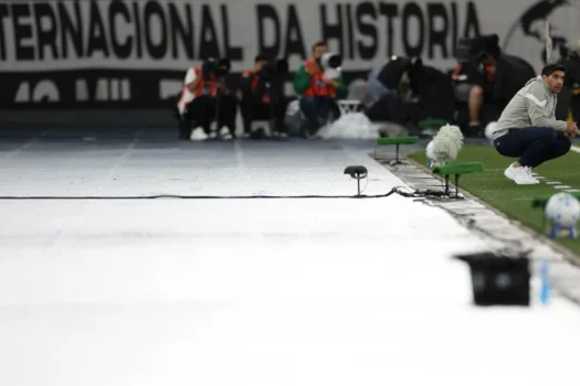 Abel Ferreira critica arbitragem e pede apoio da torcida: &#8220;Os lances estão aí&#8221;