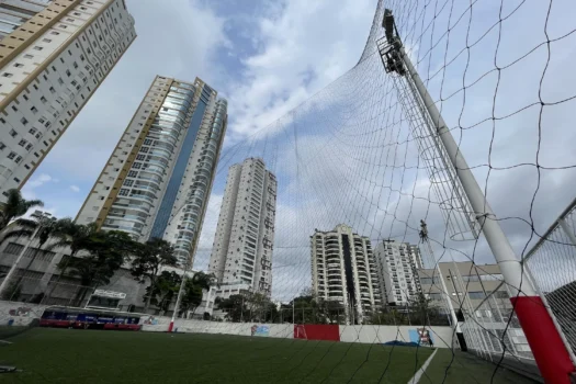 CCMC substitui 3,6 mil m² de redes do campo de futebol