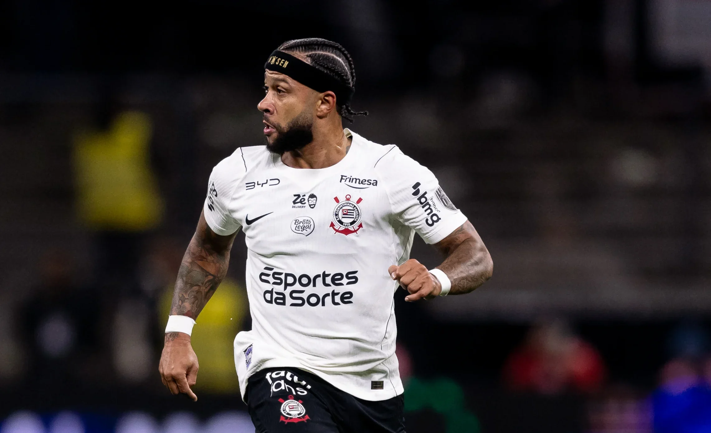 Corinthians Fans Demand Memphis Depay Exit and Marcelo Paz Departure