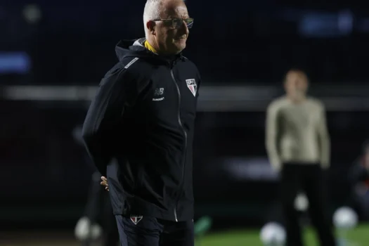 Dorival explica 3 zagueiros e mira duelo com o Boca: &#8220;Nunca estamos aliviados&#8221;