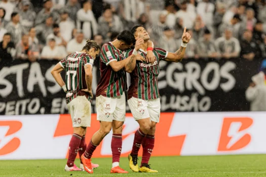Corinthians perde por 3 a 1 para o Flu e segue em crise