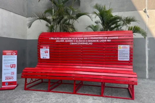 Banco Vermelho gigante chega a shopping de Guarulhos