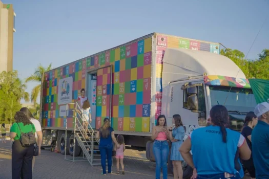 Caminhão itinerante leva cultura a escolas de Guarulhos