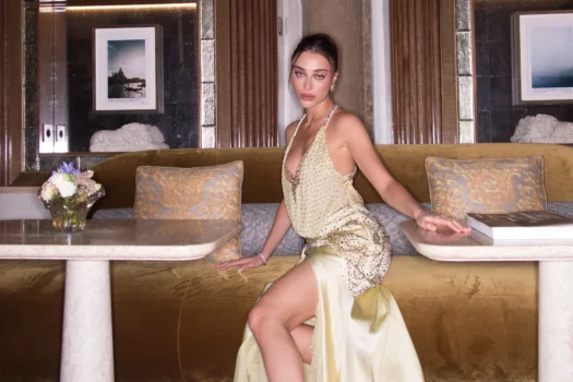 Elisa Zarzur desfila com Versace vintage no Festival de Veneza