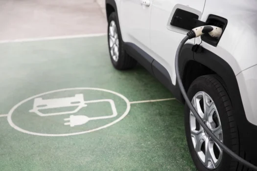 Uso de carregadores de carros elétricos traz riscos a condomínios
