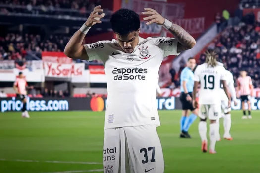Corinthians arranca empate por 1 a 1 contra o Estudiantes na Argentina