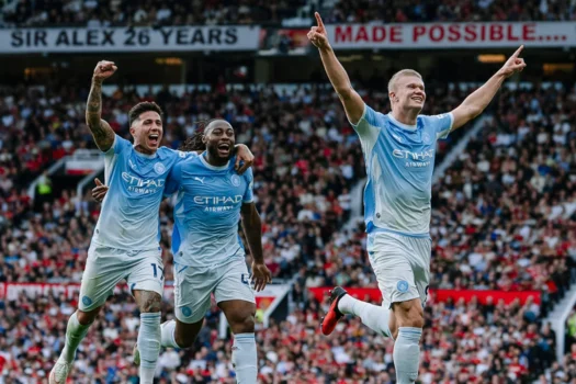 Com 1 a menos e gol de Haaland, Manchester City vence United