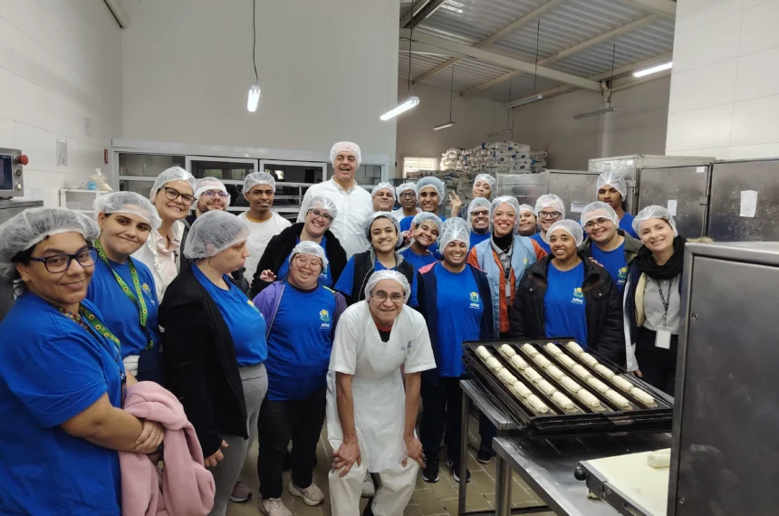 APAE Santo André promove visita de jovens à fábrica da Padaria Brasileira
